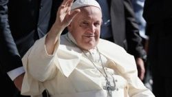 Archbishop Kurtz and former President Barack Obama welcome Pope Francis to the United States on September 19, 2015