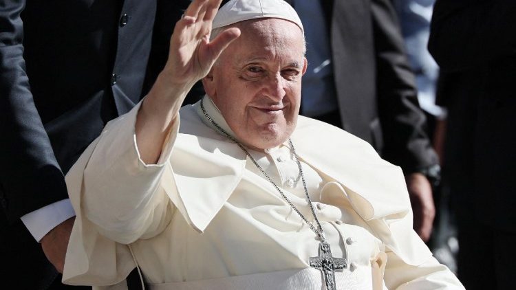 Archbishop Kurtz and former President Barack Obama welcome Pope Francis to the United States on September 19, 2015