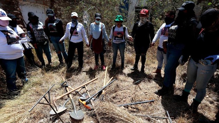 Familiari di vittime di violenza pregano per i loro cari scomparsi a Guadalajara