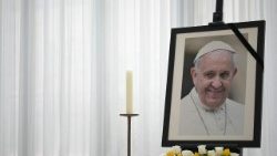 திருத்தந்தை பிரான்சிஸ் அவர்களுக்கு அஞ்சலி