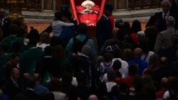 Papst Franziskus im offenen Sarg, aufgebahrt im Petersdom