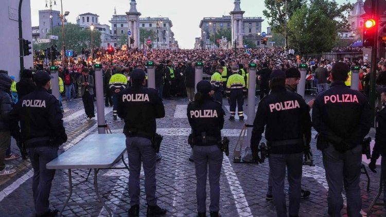TOPSHOT-ITALY-VATICAN-RELIGION-POPE-FUNERAL