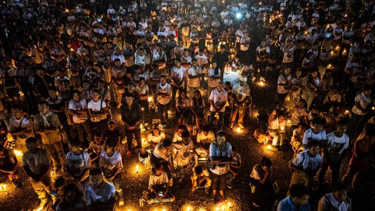 Uma imagem aérea mostra fiéis católicos segurando velas durante a missa de réquiem do Papa Francisco na Esplanada de Tasitolu, em Díli, Timor Leste, onde ele celebrou uma missa em setembro do ano passado, em 26 de abril de 2025, durante seu funeral no Vaticano. O funeral do Papa Francisco foi realizado em 26 de abril, após a morte do reformador de 88 anos, vítima de um derrame, em 21 de abril, anunciou o Vaticano. (Foto de YASUYOSHI CHIBA / AFP)