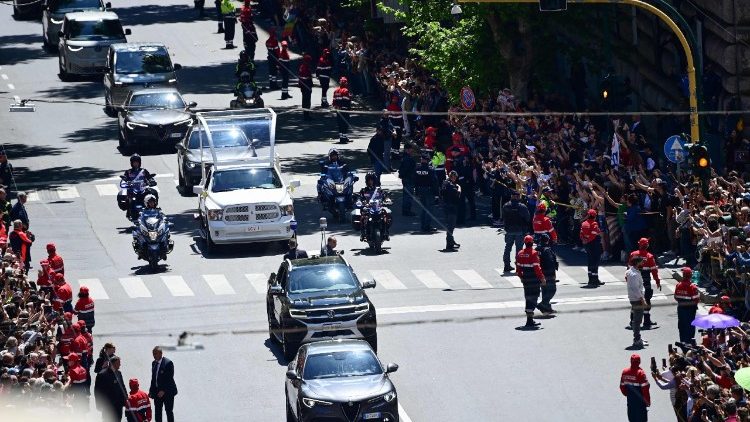 Jeneza likipelekwa katika Kanisa Kuu