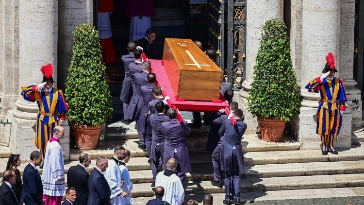 Linh cữu Đức Thánh Cha được đưa vào Đền thờ Đức Bà Cả