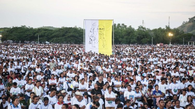 Fiéis católicos assistem à missa de réquiem do Papa Francisco na Esplanada de Tasitolu, em Díli, Timor Leste, onde ele celebrou uma missa em setembro do ano passado, em 26 de abril de 2025, durante seu funeral no Vaticano. O funeral do Papa Francisco foi realizado em 26 de abril, após a morte do reformador de 88 anos, vítima de um derrame, em 21 de abril, anunciou o Vaticano. (Foto de VALENTINO DARIELL DE SOUSA / AFP)