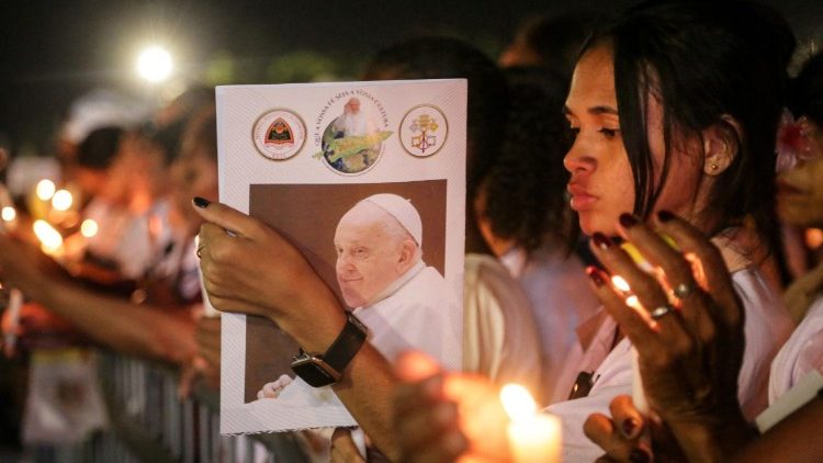 Fiéis católicos assistem à missa de réquiem do Papa Francisco na Esplanada de Tasitolu, em Díli, Timor Leste, onde ele celebrou uma missa em setembro do ano passado, em 26 de abril de 2025, durante seu funeral no Vaticano. O funeral do Papa Francisco foi realizado em 26 de abril, após a morte do reformador de 88 anos, vítima de um derrame, em 21 de abril, anunciou o Vaticano. (Foto de VALENTINO DARIELL DE SOUSA / AFP)