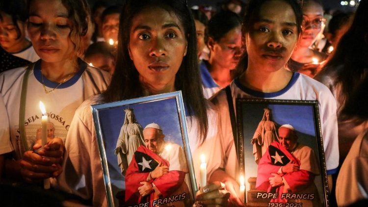 Fiéis católicos assistem à missa de réquiem do Papa Francisco na Esplanada de Tasitolu, em Díli, Timor Leste, onde ele celebrou uma missa em setembro do ano passado, em 26 de abril de 2025, durante seu funeral no Vaticano. O funeral do Papa Francisco foi realizado em 26 de abril, após a morte do reformador de 88 anos, vítima de um derrame, em 21 de abril, anunciou o Vaticano. (Foto de VALENTINO DARIELL DE SOUSA / AFP)