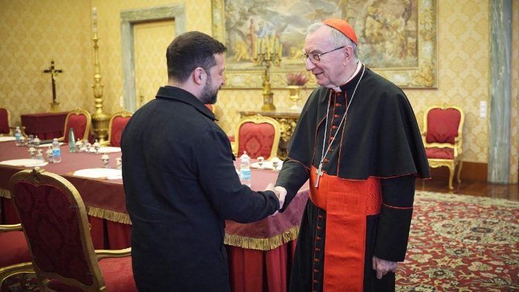 Прэзідэнт Украіны Уладзімір Зяленскі  вітаецца з кардыналам П'етра Паралінам перад іх перамовамі на палях пахавання Папы Францішка ў Ватыкане. 26 красавіка 2025 года