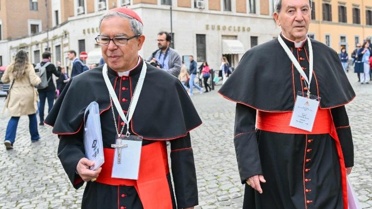 Kardinäle auf dem Weg zur Generalkongregation