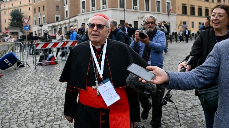 Kardinäle werden derzeit bei den Eingängen zum Vatikan von Journalisten begrüßt und abgefangen