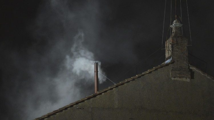 Weißer Rauch kündigt am 13. März 2013 die Wahl eines neuen Papstes an