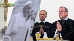 Trauerfeier für den verstorbenen Papst Franziskus mit Bischof Georg Bätzing (rechts) in der Berliner Hedwigs-Kathedrale