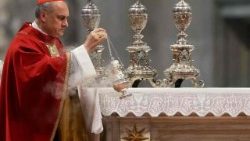 Kardinal Gambetti zelebriert Trauermesse im Petersdom