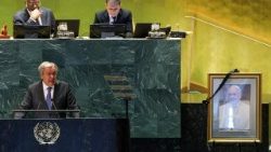 Le secrétaire général des Nations unies rendant hommage à François.