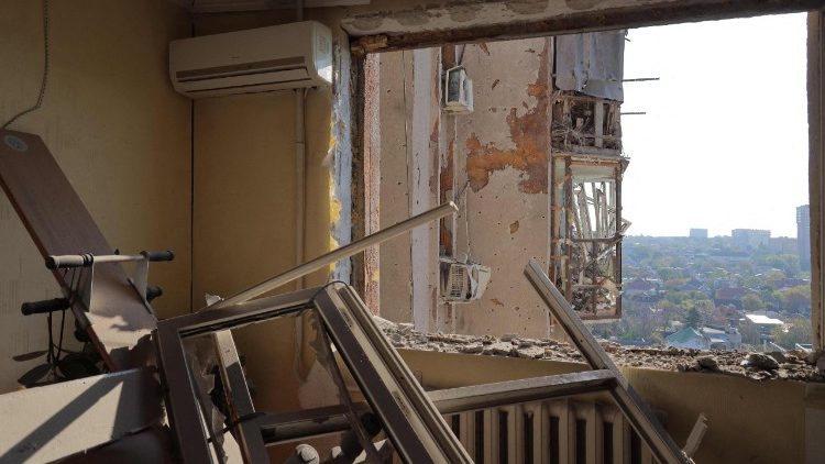 Esta fotografia, tirada em 1º de maio de 2025, mostra um apartamento destruído em um prédio residencial após um ataque de drones, em meio à invasão russa da Ucrânia. Um ataque de drones russos durante a noite matou pelo menos duas pessoas e feriu outras 15 em uma área residencial de Odessa, informaram os serviços de emergência ucranianos na manhã de 1º de maio de 2025. (Foto de Oleksandr GIMANOV / AFP)