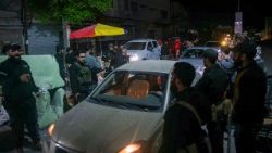 Membri delle forze di sicurezza siriane di guardia a un checkpoint nei pressi della capitale Damasco