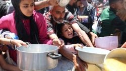 भोजन ले रहे फिलीस्तीनी लोग