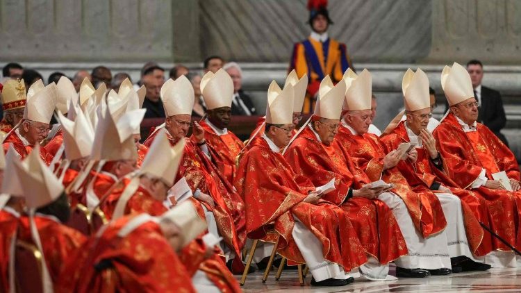 कॉनक्लेव के पहले पवित्र मिस्सा में भाग लेते हुए कार्डिनल 