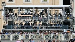 Các nhà truyền thông làm việc tại một địa điểm gần Quảng trường Thánh Phêrô