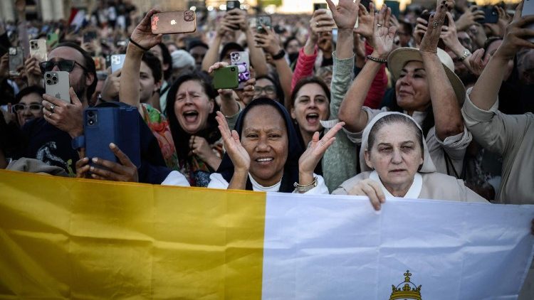 Die Menge beim Habemus Papam