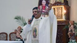 പെറുവിൽ ദിവ്യബലിമധ്യേ, ലിയോ പതിനാലാമൻ പാപ്പായുടെ ചിത്രം ഉയർത്തിക്കാട്ടി തങ്ങളുടെ സന്തോഷം പങ്കുവയ്ക്കുന്നു 