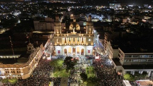 Perú. Miles de personas en la misa por el Papa León XIV en Chiclayo