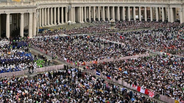 Паломники на площади Святого Петра (11 мая 2025 г.)