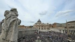 La Plaza de San Pedro abarrotada durante la elección del Romano Pontífice León XIV.