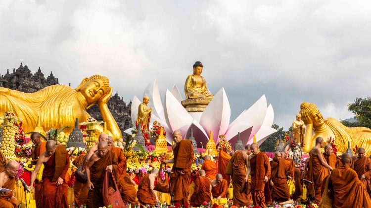 Празник Весак в Индонезия