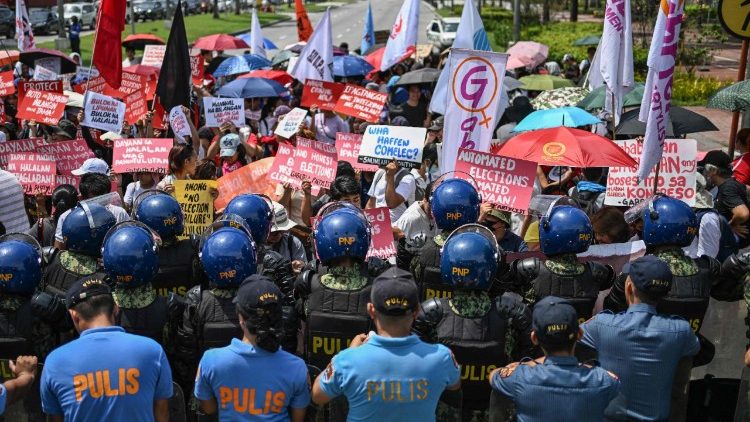 பிலிப்பீன்சில் வாக்குப்பதிவு முறைகேடுகளுக்கு எதிராக போராட்டம்