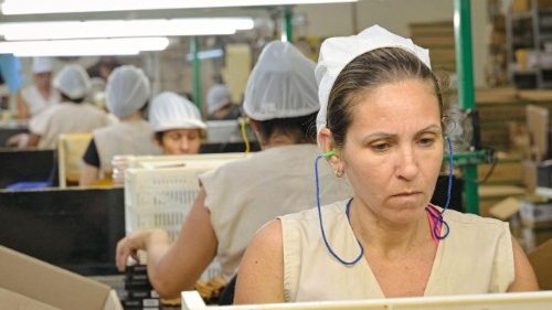 Il Papa: l’economia vale non in sé ma per quanto tutela dignità umana e creato