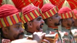 Soldados da Força de Segurança de Fronteira (BSF) prestam homenagem durante uma cerimônia de deposição de coroas de flores para o policial Deepak Chingakham, da Força de Segurança de Fronteira (BSF), que foi morto durante um tiroteio na fronteira entre a Índia e o Paquistão, em Jammu, em 12 de maio de 2025.