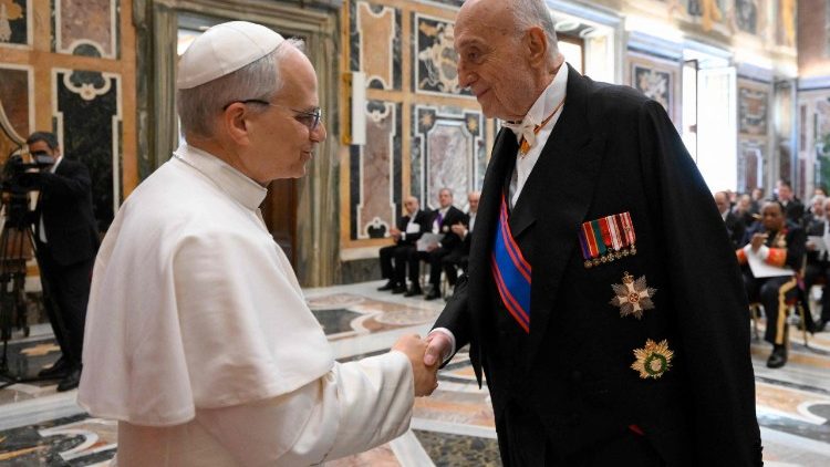 संत पापा लियो 14वें ने साइप्रस के राजदूत जॉर्ज पोलिड्स, कोर के निवर्तमान डीन को धन्वाद दी।