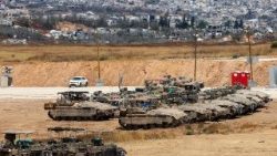 दक्षिण गाजा पट्टी की सीमा पर इस्राएली सेना  के टैंक आर रहे हैं
