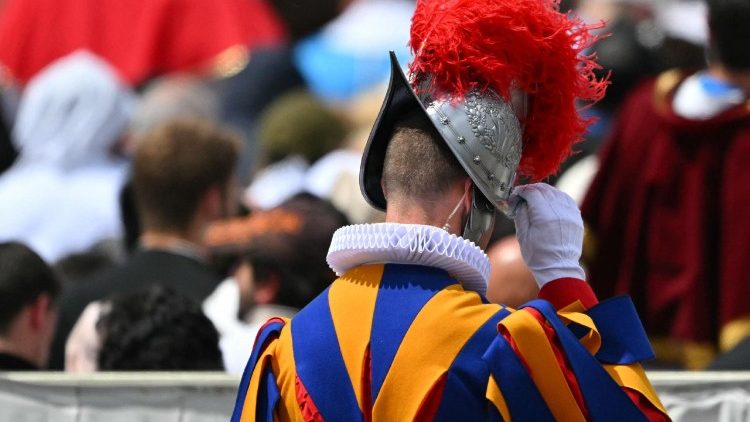 Schweizergardist auf dem Petersplatz