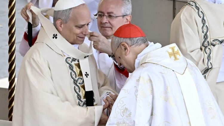 XIV. Le&oacute; p&aacute;pa megkapja a palliumot 2025. m&aacute;jus 18-&aacute;n