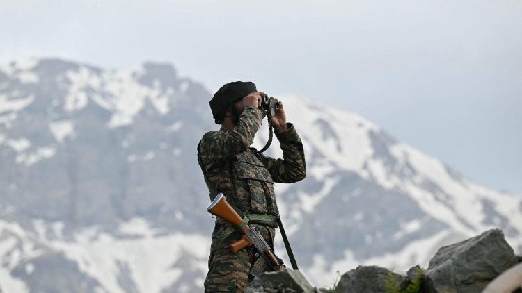 Soldado do exército indiano vigia perto da Linha de Controle (LoC) na região da Caxemira, na Índia, em 19 de maio de 2025. (Foto de Tauseef MUSTAFA / AFP)
