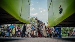 Gli sfollati congolesi fuggono dalle loro case