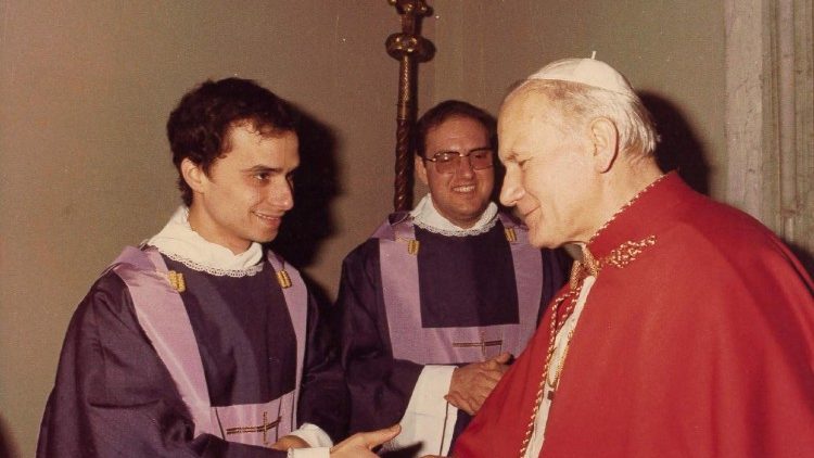 Выпускнікі "Angelicum" Роберт Прэвост, сённяшні Папа Леў XIV, і Ян Павел ІІ 