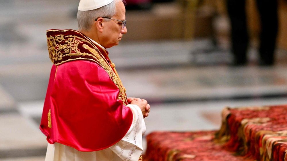 El Papa León XIV en un momento de oración