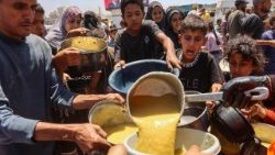 गाजा में  भोजन के लिए लाइन में खड़े लोग और बच्चे