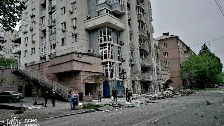 Esta fotografia, tirada e divulgada pelo Serviço de Imprensa do Serviço de Emergência do Estado Ucraniano em 25 de maio de 2025, mostra um prédio danificado após um ataque russo em Kiev, em meio à invasão russa na Ucrânia. Ataques russos mataram pelo menos 12 pessoas na Ucrânia durante a noite de 25 de maio de 2025, disseram autoridades, enquanto Kiev e Moscou trocavam tiros em meio a uma grande troca de prisioneiros. Os serviços de emergência da Ucrânia descreveram uma noite de "terror", com a Rússia lançando a segunda noite consecutiva de ataques aéreos massivos contra a Ucrânia, incluindo a capital Kiev.  (Photo by Handout / Ukrainian State Emergency Service Press Service / AFP) 