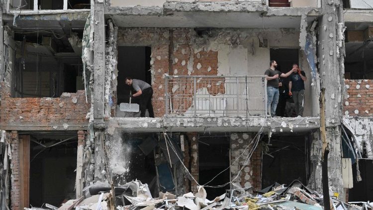 Um morador de um prédio residencial de vários andares limpa os escombros de seu apartamento danificado após um ataque de drones em Kiev, em 25 de maio de 2025, em meio à invasão russa na Ucrânia. A Rússia lançou um número recorde de drones contra a Ucrânia e matou 12 pessoas em todo o país, disseram autoridades em 25 de maio, mesmo com Kiev e Moscou concluindo sua maior troca de prisioneiros desde o início da guerra. (Foto de Sergei SUPINSKY / AFP)