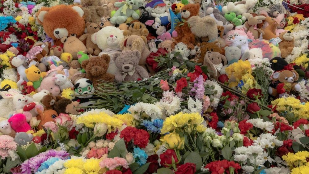 Flores e brinquedos no sepultamento de crianças e adolescentes mortos por mísseis russos em Korostyshiv, cerca de 100 km de Kiev, em 28 de maio de 2025. (Foto by Roman Pilipey/AFP)
