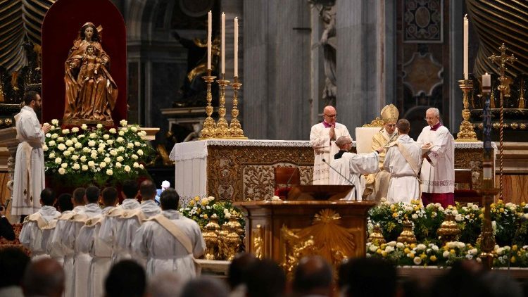 папата на ръкополагането на новите свещеници