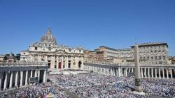 வத்திக்கான் வளாகத்தில்  கூடியிருந்த மக்கள்