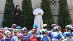 Папа падчас сустрэчы з удзельнікамі "Джыра д'Італія" ў Ватыкане