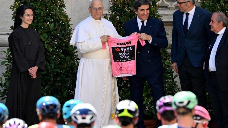 Папата с колоездачите от "Обиколката на Италия"