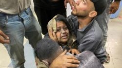 Ein Sinnbild für die Weltlage: Palästinenser in Gaza während eines israelischen Angriffs